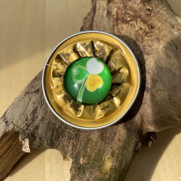 Made_by_DCH Upcycling Kaffeekapseln Glück zum Tragen Anstecknadel gold gemustert mit grünem Glascarbochon
