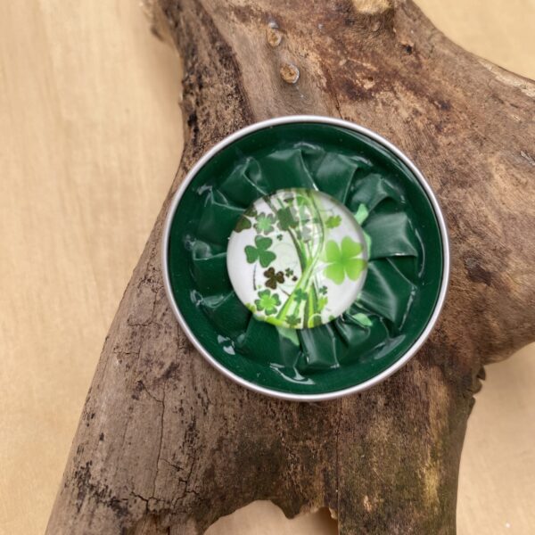 Made_by_DCH Upcycling Kaffeekapseln Glück zum Tragen Anstecknadel grün