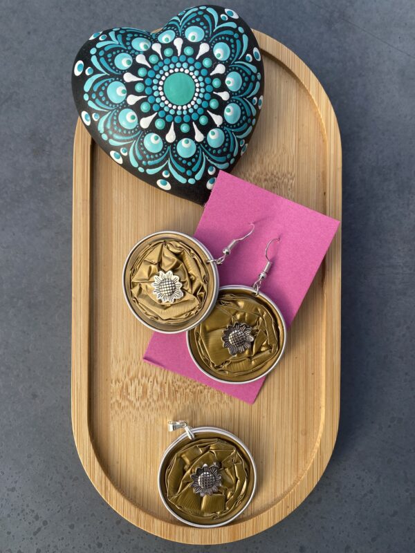 Made_by_DCH Upcycling Kaffeekapseln *Set Ohrringe und Kettenanhänger mit Applikation* K+ gold Applikation Sonnenblume